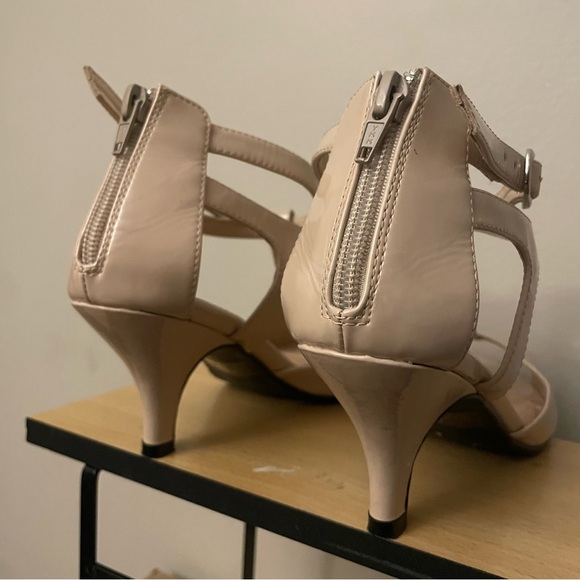 Town Shoes Chic Nude T-Strap Low Heel - Size 9 - Picture 6 of 16